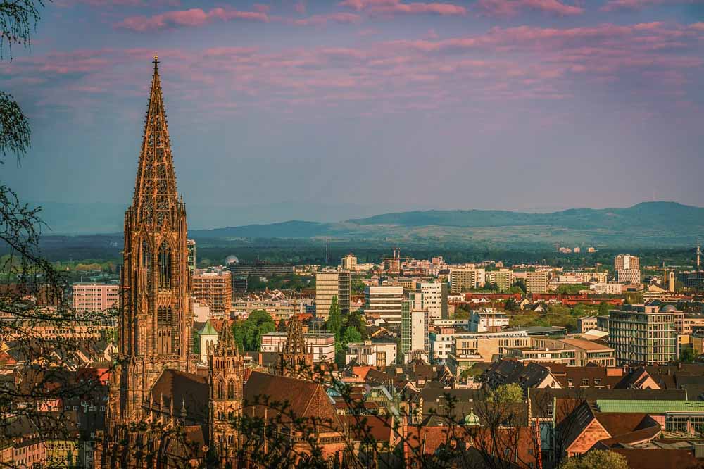 Kurzurlaub in Freiburg im Breisgau: Sonnige Gassen und Schwarzwaldzauber